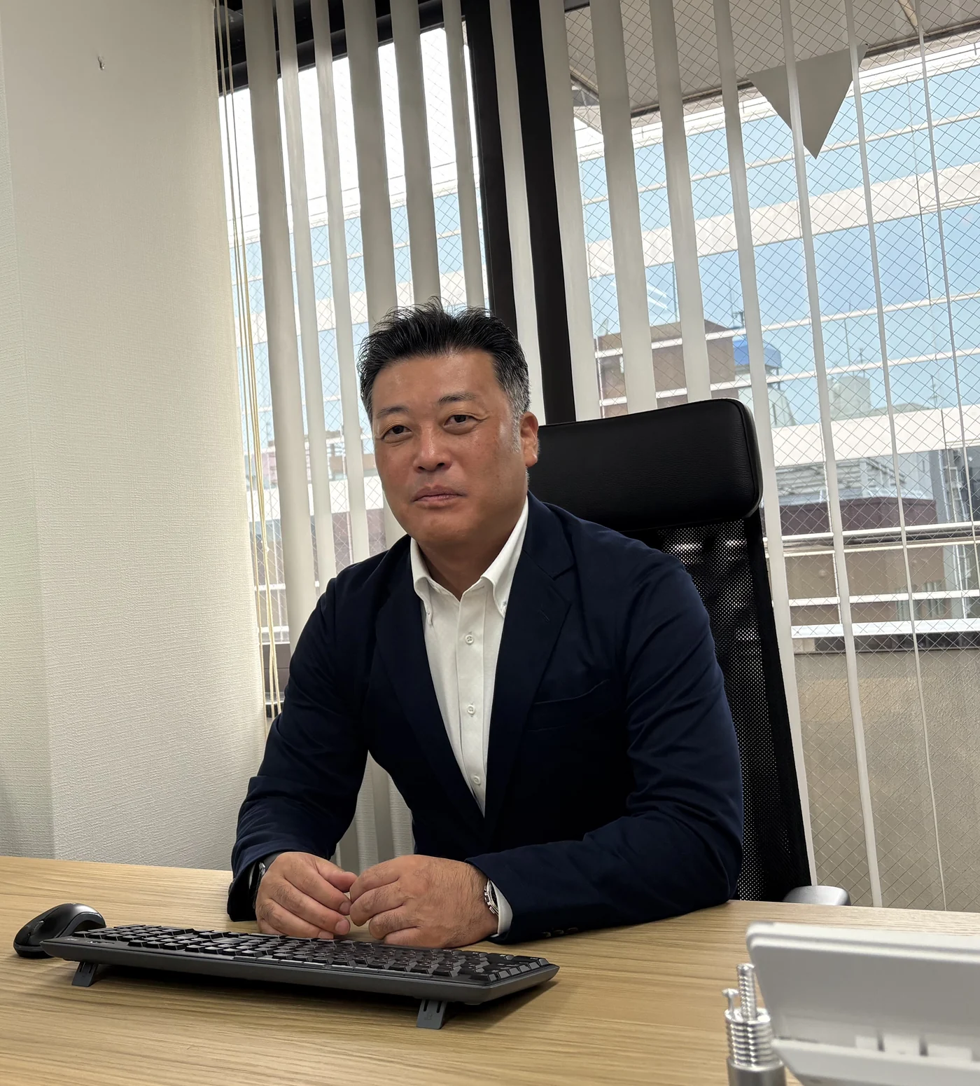 事務所のデスクで相談に向き合う植木克哉税理士